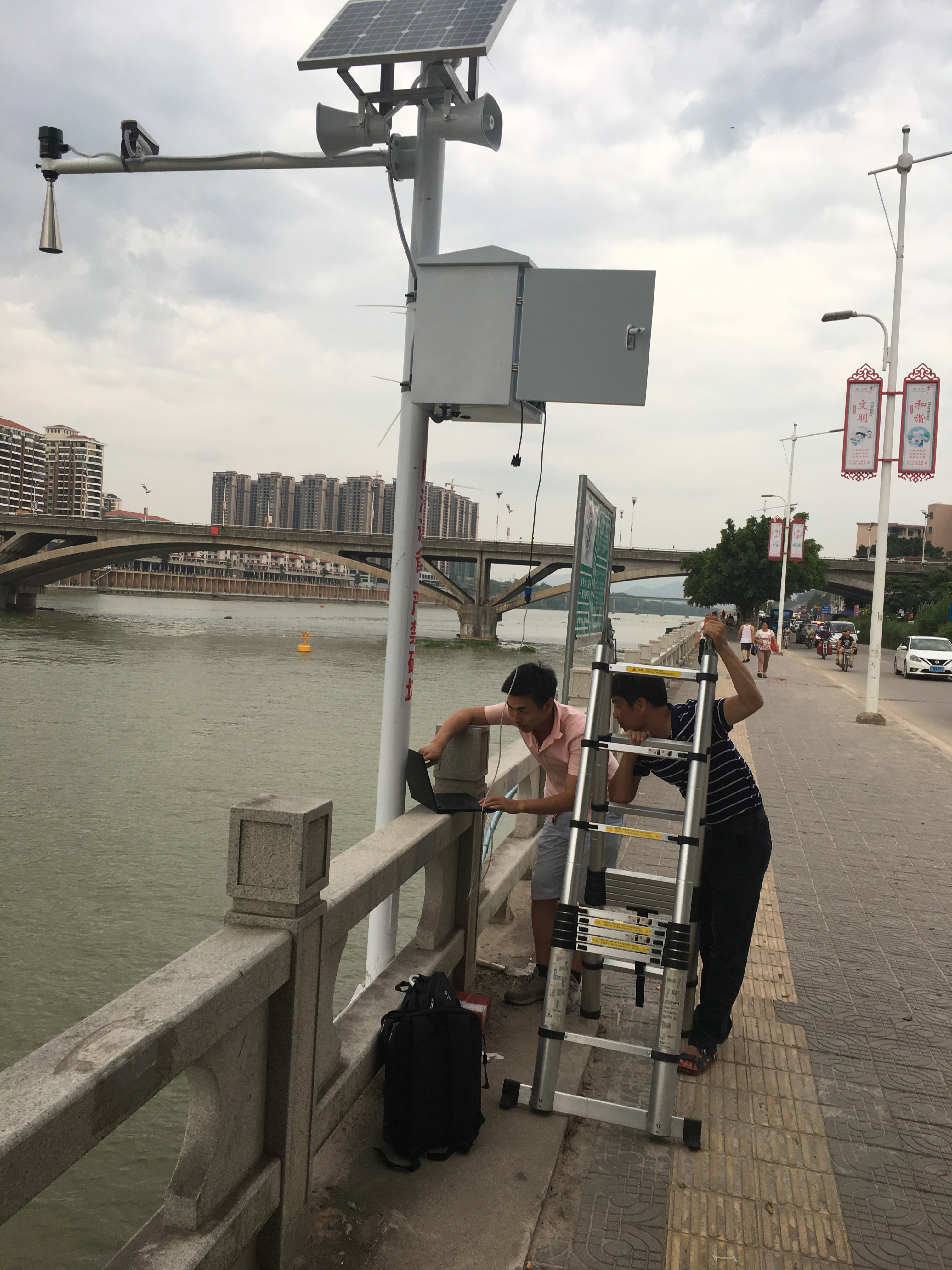 廣東省**縣水位雷達流量監(jiān)測無線預警廣播一體站項目應用現(xiàn)場