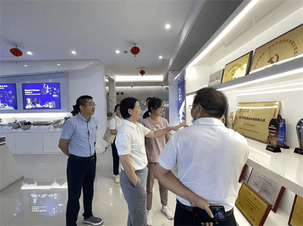 張書記一行聽取了我司領(lǐng)導(dǎo)關(guān)于四信發(fā)展歷程、技術(shù)創(chuàng)新、市場(chǎng)發(fā)展、產(chǎn)品研發(fā)能力等情況1