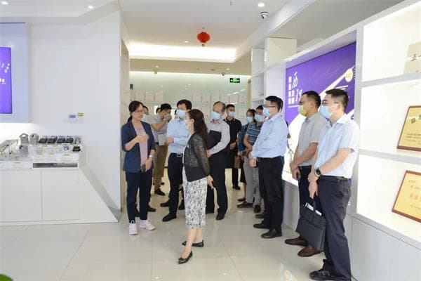 廈門市副市長張志紅帶領(lǐng)市工信局、火炬管委會(huì)和集美區(qū)政府等有關(guān)單位負(fù)責(zé)同志蒞臨四信，對(duì)四信現(xiàn)階段科技成果、未來發(fā)展規(guī)劃等情況進(jìn)行調(diào)研，我司領(lǐng)導(dǎo)熱情接待，充分展示四信在物聯(lián)網(wǎng)行業(yè)的領(lǐng)先優(yōu)勢(shì)。