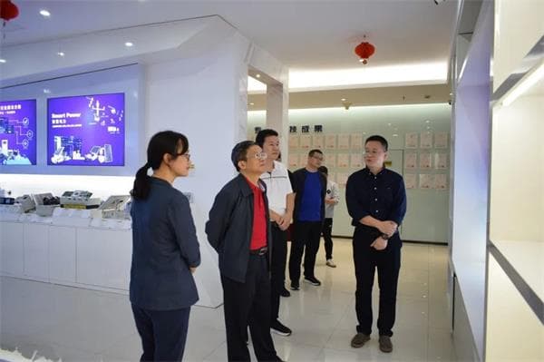 集美大學(xué)校長(zhǎng)李清彪一行院校領(lǐng)導(dǎo)到訪四信，在我司領(lǐng)導(dǎo)的陪同下對(duì)我司的發(fā)展歷程、主營(yíng)業(yè)務(wù)、研發(fā)實(shí)力和人才培養(yǎng)等方面做實(shí)地考察