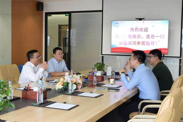雙方就如何整合優(yōu)質(zhì)資源，充分發(fā)揮各自優(yōu)勢，實(shí)現(xiàn)5G網(wǎng)絡(luò)資源共享、700 MHz網(wǎng)絡(luò)共建、業(yè)務(wù)生態(tài)融合共創(chuàng)等問題進(jìn)行深度交流（圖1）。