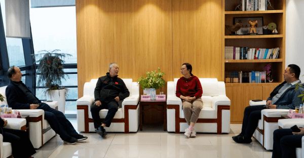 四信領(lǐng)導(dǎo)就校企合作方向和模式與黃德棋會(huì)長(zhǎng)一行交換了意見(jiàn)（圖1）