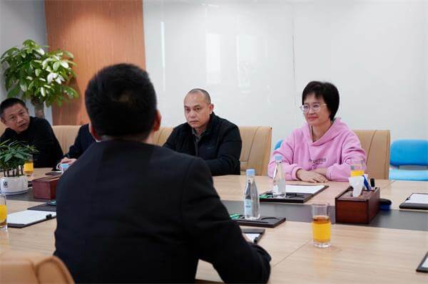 漳州廣電朱總一行蒞臨四信集團(tuán)參觀調(diào)研與我司領(lǐng)導(dǎo)座談現(xiàn)場圖1