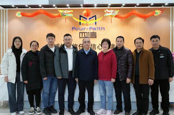 集美大學校長謝潮添一行與四信公司領導合影留念現(xiàn)場圖1
